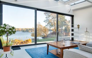 moderne-ramen-meer-isolatie-bruine-tafel